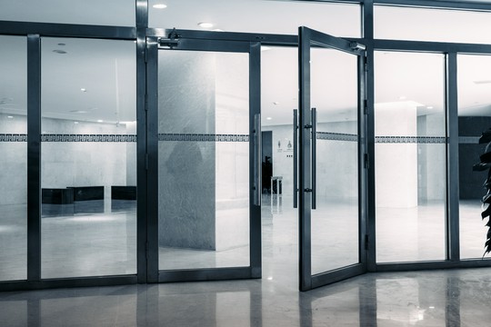 nowoczesne szklane drzwi