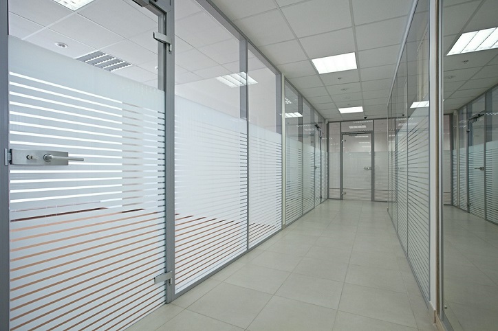 pokoje biurowe za szklanymi ściankami