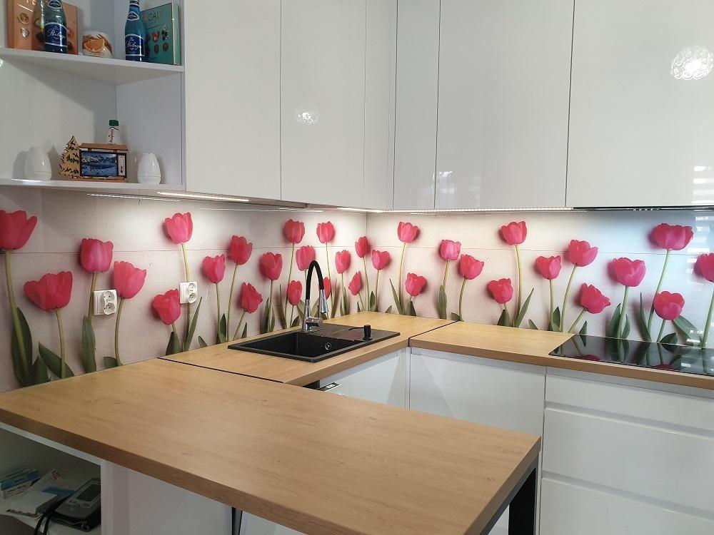 kuchnia-z-panelem-szklanym-w-motywie-tulipan